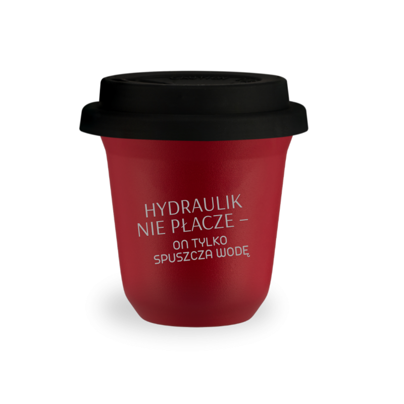 Kubek 240 ml CZERWONY "Hydraulik nie płacze - on tylko spuszcza wodę", z pokrywką czarną